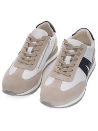 Paar beige-weißer Freizeit-Sneaker mit Schnürung, seitlichen Reißverschlüssen und schwarzen Akzenten an den Außenseiten und den Fersenkappen.