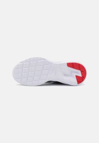 Suola di sneaker Puma con una base in gomma bianca, motivo a tasselli testurizzati e un accento rosso. Presenta una finitura liscia e un design ergonomico.