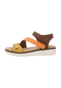 Sandalen met een bovenwerk van geel, oranje en bruin leer; voorzien van brede banden en een gevoerde inlegzool; dikke witte zool met textuur voor grip.