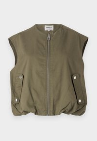 Ärmellose olivgrüne Jacke mit hohem Kragen, durchgehendem Reißverschluss vorne und Druckknopfdetails an den Taschen. Leichter Stoff.