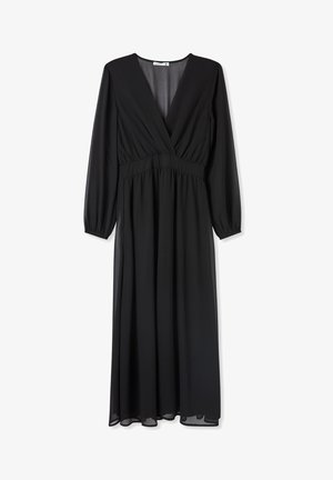 Abito lungo nero a maniche lunghe in tessuto leggero con scollatura a V profonda, vita arricciata e gonna fluente. La trasparenza del tessuto aggiunge profondità al design.