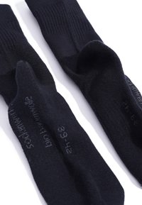 Schwarze Socken aus einem strukturierten Stoff, mit gerippten Bündchen und aufgedruckten Größenangaben an der Seite. Beide Socken sind zusammengefügt.