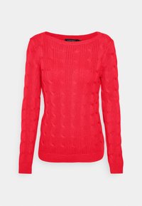 Röd stickad tröja med vid halsringning och långa ärmar. Har ett texturerat flätmönster över hela samt muddade ärmslut och fåll.