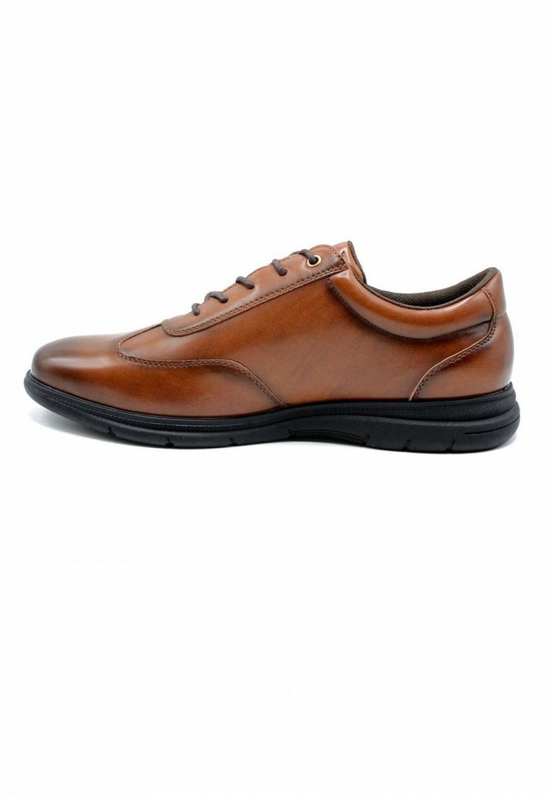 Chaussure en cuir marron avec une finition lisse, bout rond, semelle en caoutchouc noir, design à lacets et détails de couture subtils.