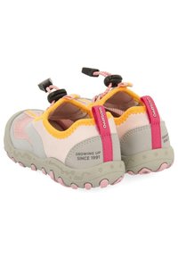 Zapatos infantiles con parte superior de malla en gris, rosa y naranja, sistema de cordones elásticos y suela de goma texturizada. Marca en la lengüeta del talón.