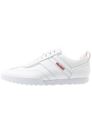 Baskets basses blanches avec fermeture à lacets, panneau latéral texturé et logo rouge "HUGO" sur le côté et languette de talon.