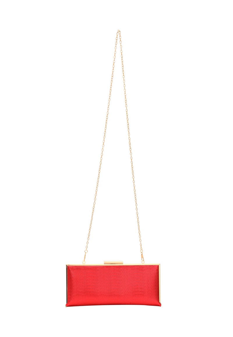 Rød faux læder clutch med en tekstureret overflade, guldmetallisk ramme og kædestrop. Designet er rektangulært med lukning ved klips.