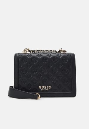 Sac à main Guess en cuir noir avec motif de logo embossé, anse en chaîne dorée et bandoulière amovible sur fond blanc.