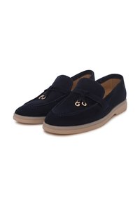 Loafers din suede albastru marin, cu vârf rotunjit, accesorii decorative din aur și o talpă flexibilă de culoare bej. Textură netedă și design ușor de încălțat.