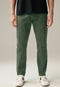 Next - STRAIGHT FIT STRETCH - Pantalones chinos - dark green Imagen en miniatura 1