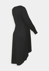 Svart långärmad klänning med asymmetrisk nederkant, tillverkad av strukturerad tyg, med rundad halsringning och figursydd liv.