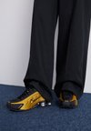 SHOX R4 - Sneakers basse - black/metallic gold/metallic silver