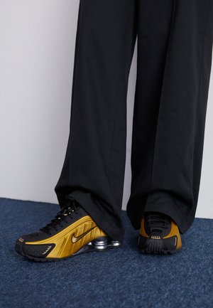 Nike Sportswear SHOX R4 - Trainers - black/metallic gold/metallic silver