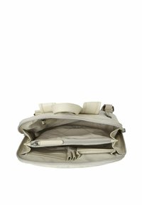 Bolso de mano beige con superficie texturada, cierre de cremallera y múltiples compartimentos interiores. Presenta una correa de hombro y detalles decorativos.