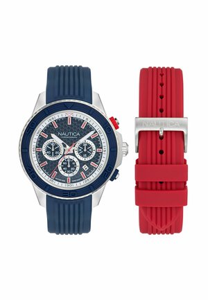 Nautica Chronograph-Uhr mit blauem, strukturiertem Zifferblatt, drei Hilfszifferblättern, blauem Silikonarmband und zusätzlichem rotem Silikonarmband mit silberner Schließe.