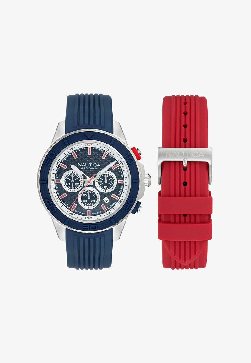 Orologio cronografo Nautica con quadrante blu testurizzato, tre subquadranti, cinturino in silicone blu e cinturino extra in silicone rosso con fibbia in argento.