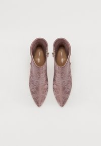Botine cu vârful ascuțit, din țesătură mauve cu overlay din dantelă, având un fermoar pe lateral și un interior neted.