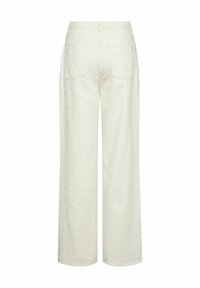 Pantaloni a gamba larga in tessuto bianco testurizzato. Presenta due tasche posteriori e una vita con passanti per la cintura. Silhouette dritta, design casual.