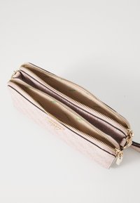 Portafoglio rosa con due scomparti con zip, esterno testurizzato, hardware dorato e fodera interna con marchio e stampa verde.