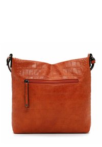 Bolso de cuero naranja con patrón de cocodrilo, que cuenta con un bolsillo frontal con cremallera y una correa para el hombro. Textura suave, forma rectangular simple.