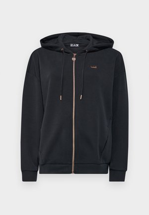 Hoodie zip con cappuccio di colore nero realizzato in tessuto morbido, con accessori in tonalità oro, tasche laterali e un logo discreto sul petto.