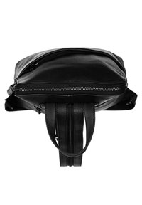 Mustakasta nahast seljakott sujuva pinnaga, varustatud lukuga sulgemisega ja kahe tasapinnalise õlavöödaga mugavaks kandmiseks.