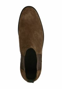Stivale alla caviglia in suede marrone con pannelli elastici laterali, punta arrotondata e una texture liscia. Presenta un profilo basso con un tab verde per la presa.