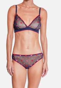 Soutien-gorge bralette en voile bleu marine et culotte assortie avec broderie florale, bordure rouge et détails décoratifs sur les bords, mettant en valeur un design délicat.