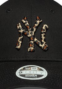 Musta hattu, jossa on säädettävä hihna ja leopardikuosisesti brodeerattu "NY"-logo. Sileä kankaan tekstuuri ja kaareva lippa.