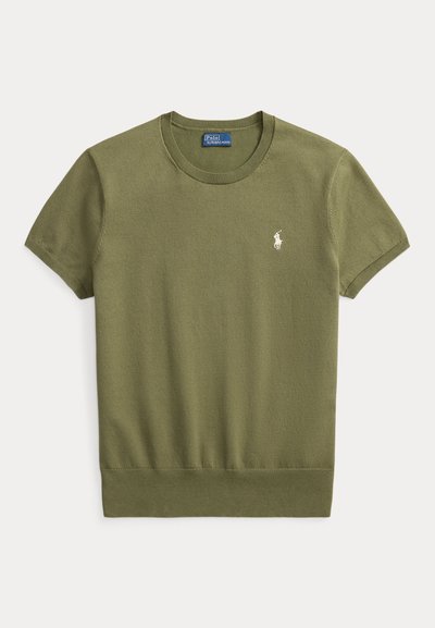 Ελιάς πράσινο κοντομάνικο μπλουζάκι από απαλό ύφασμα, με ριμπ λαιμόκοψη και μικρό κεντητό λογότυπο στο αριστερό στήθος.