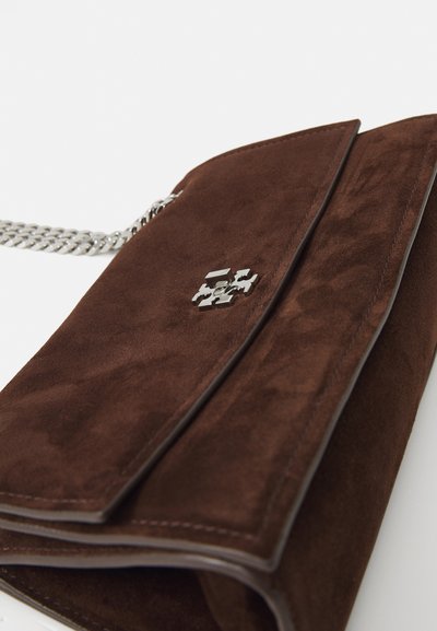 Geantă de mână din suede maro, cu o curea din lanț argintie, având o suprafață texturată și un accent geometric argintiu sub formă de logo pe clapetă.