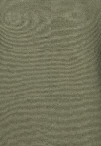 Tissu tricoté en vert olive, présentant une texture lisse et un motif de trame uniforme, idéal pour une utilisation polyvalente dans l'habillement ou la décoration intérieure.