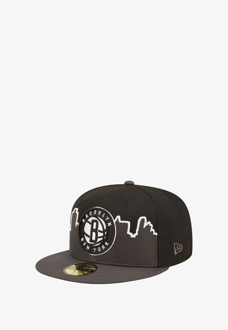 Casquette noire avec une visière plate et une broderie représentant la skyline de Brooklyn. Elle présente un logo circulaire avec "BROOKLYN NEW YORK" et un design de basketball.