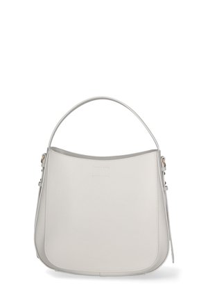 Sac à main en cuir gris clair avec un haut incurvé, un fond plat et une seule poignée. Présente une couture minimale et une bandoulière amovible.