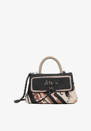 Bolso hecho de cuero sintético negro y crema con patrones abstractos en rosa y negro, que cuenta con un asa superior y una correa de cadena desmontable.