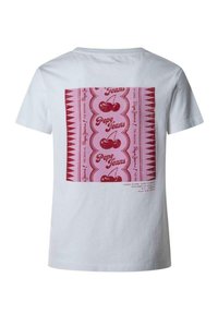Camiseta de algodón blanca con un gran gráfico rosa que presenta cerezas rojas y el texto "Pepe Jeans", rodeado de bordes decorativos.