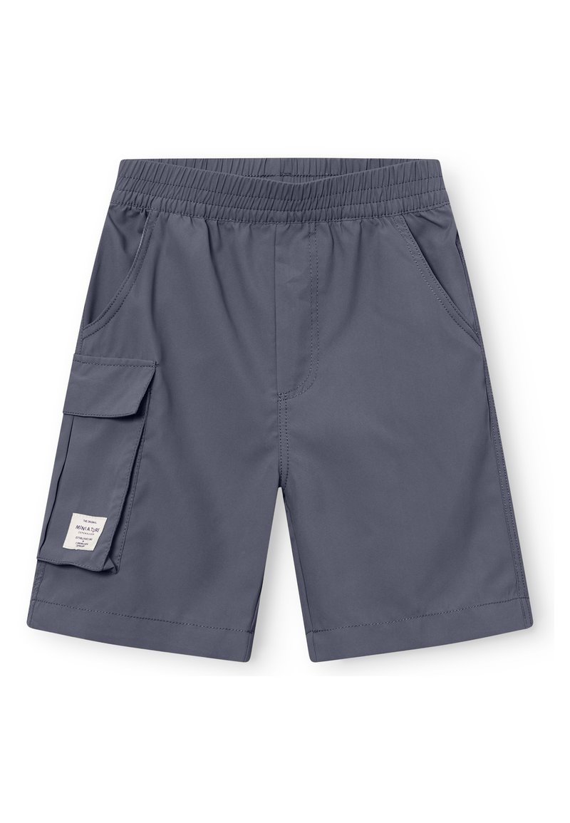 Graue Shorts aus leichtem Material mit einem elastischen Bund, Seitentaschen und einer Cargotasche mit Etikett. Glatte Textur.