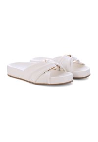 Witte schuursandalen met een gedraaide, zachte bovenkant en platte zolen. Bevat een gouden accentdetail bij de knoop. Geschikt voor casual gebruik.