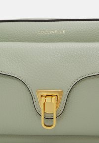 Coccinelle BEAT  - Torba preko tijela - celadon green