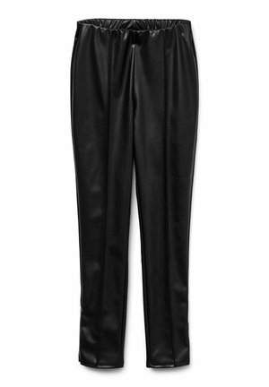 Melnas mākslīgās ādas bikses ar elastīgu jostu, kurām ir vertikālas šuvju detaļas un saplacināta piegriezuma forma. Gluda, spīdīga tekstūra.