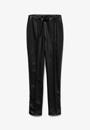 Melnas mākslīgās ādas bikses ar elastīgu jostu, kurām ir vertikālas šuvju detaļas un saplacināta piegriezuma forma. Gluda, spīdīga tekstūra.