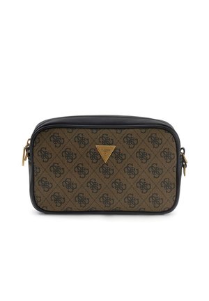 Pochette rectangulaire marron et noire Guess avec un motif de logo répétitif et un emblème triangulaire doré de la marque au centre, bordure noire et fermetures éclair.