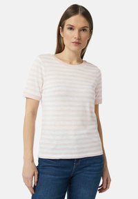 Lichtroze gestreept T-shirt met korte mouwen en een ronde hals, gemaakt van een zachte, lichte stof, gedragen met blauwe jeans.
