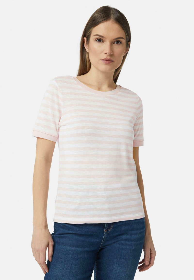 Lichtroze gestreept T-shirt met korte mouwen en een ronde hals, gemaakt van een zachte, lichte stof, gedragen met blauwe jeans.