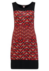 Robe sans manches présentant un motif géométrique multicolore dans des tons de rouge, noir et crème, avec un panneau inférieur noir uni.