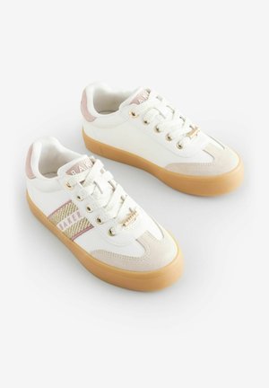 Hvide sneakers med pink detaljer, der har en tekstureret side-stribe, gyldne snørehuller, en blød materialeblanding og en gummisål.