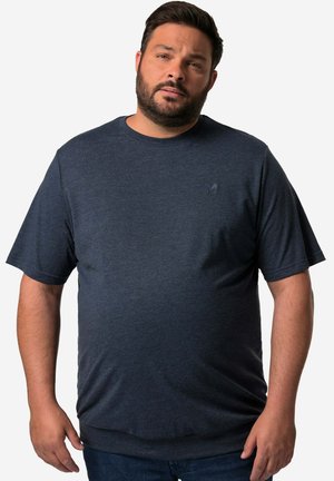 Donker marineblauw t-shirt met korte mouwen, gemaakt van zachte stof, met een subtiele logo op de linkerborst, in een ontspannen pasvorm en ronde hals.