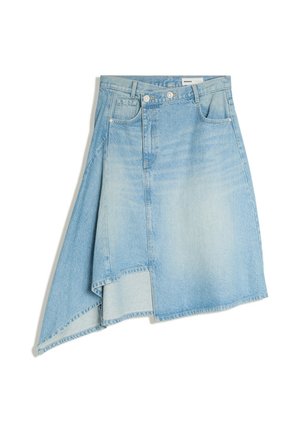 Jupe en denim bleu clair asymétrique avec poches avant, ceinture à double bouton et détail de ourlet superposé.