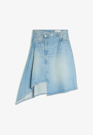 Jupe en denim bleu clair asymétrique avec poches avant, ceinture à double bouton et détail de ourlet superposé.