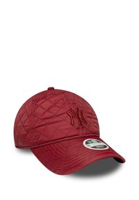 Rode gewatteerde baseballcap met een geborduurd logo, een gebogen klep en een maatlabel op het voorpaneel. Gemaakt van gestructureerd synthetisch materiaal.